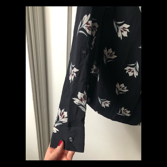 Ann Taylor Factory size XS navy flower print blouse - Picture 3 of 4